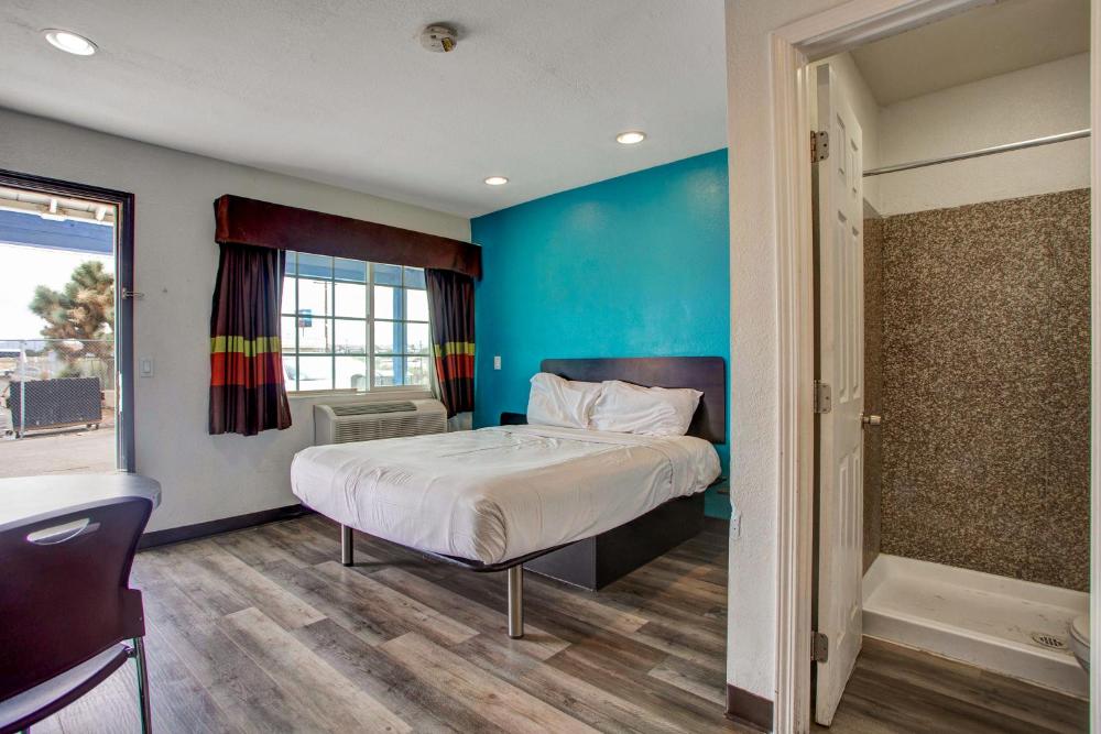 Deluxe Queen Room - Non-Smoking interior
