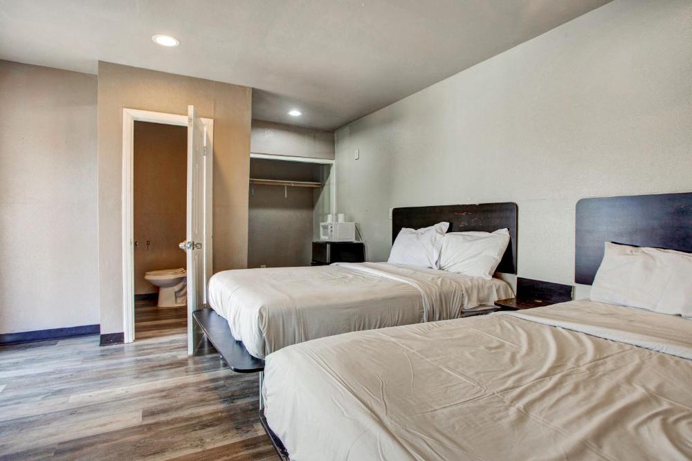 Deluxe Double Room with Two Double Beds - Smoking interior
